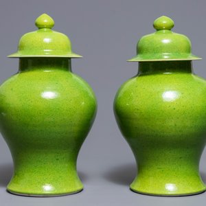 Une paire de vases couverts en porcelaine de Chine vert et jaune, 19ème — photo 4