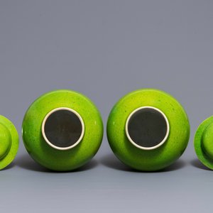 Une paire de vases couverts en porcelaine de Chine vert et jaune, 19ème — photo 5