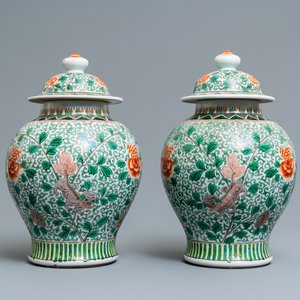 Une paire de vases couverts en porcelaine de Chine wucai à décor de lions bouddhistes, 19/20ème — photo 1