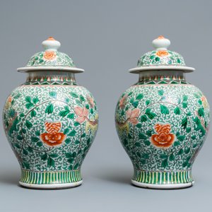 Une paire de vases couverts en porcelaine de Chine wucai à décor de lions bouddhistes, 19/20ème — photo 6