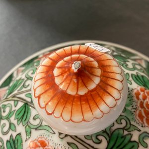 Une paire de vases couverts en porcelaine de Chine wucai à décor de lions bouddhistes, 19/20ème — photo 10