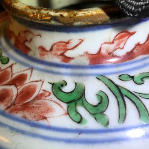 Une paire de vases couverts en porcelaine de Chine wucai à décor floral, époque Transition — photo 16