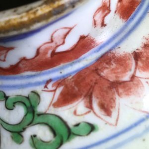 Une paire de vases couverts en porcelaine de Chine wucai à décor floral, époque Transition — photo 17