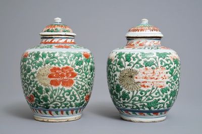 Une paire de vases couverts en porcelaine de Chine wucai à décor floral, époque Transition