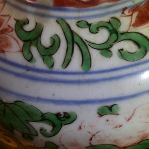 Une paire de vases couverts en porcelaine de Chine wucai à décor floral, époque Transition — photo 19