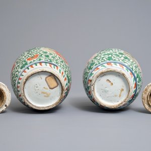 Une paire de vases couverts en porcelaine de Chine wucai à décor floral, époque Transition — photo 5