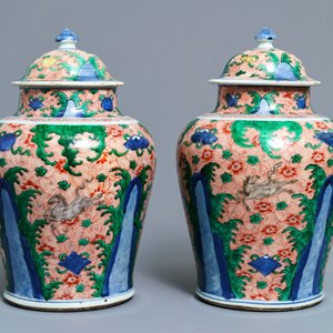 Une paire de vases couverts en porcelaine de Chine wucai, époque Transition — photo 2