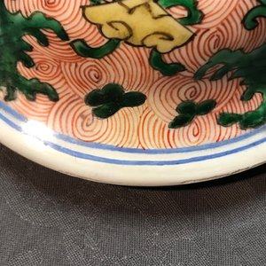 Une paire de vases couverts en porcelaine de Chine wucai, époque Transition — photo 27