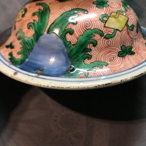 Une paire de vases couverts en porcelaine de Chine wucai, époque Transition — photo 28