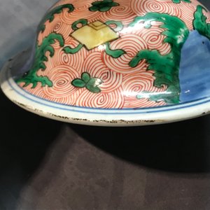 Une paire de vases couverts en porcelaine de Chine wucai, époque Transition — photo 29