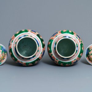 Une paire de vases couverts en porcelaine de Chine wucai, époque Transition — photo 5