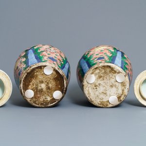 Une paire de vases couverts en porcelaine de Chine wucai, époque Transition — photo 6