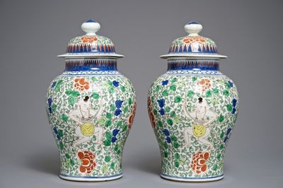 Une paire de vases couverts en porcelaine de Chine wucai, marque de Chenghua, 19/20ème