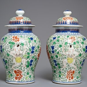 Une paire de vases couverts en porcelaine de Chine wucai, marque de Chenghua, 19/20ème — photo 1