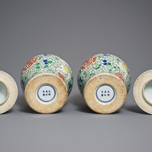 Une paire de vases couverts en porcelaine de Chine wucai, marque de Chenghua, 19/20ème — photo 6