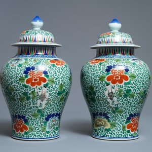 Une paire de vases couverts en porcelaine de Chine wucai, marque de Wanli, 19ème — photo 1