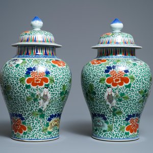 Une paire de vases couverts en porcelaine de Chine wucai, marque de Wanli, 19ème — photo 3