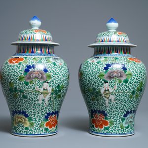 Une paire de vases couverts en porcelaine de Chine wucai, marque de Wanli, 19ème — photo 4