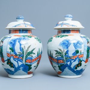 Une paire de vases couverts en porcelaine de Chine wucai, marque Kangxi, 19ème — photo 3