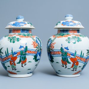 Une paire de vases couverts en porcelaine de Chine wucai, marque Kangxi, 19ème — photo 4