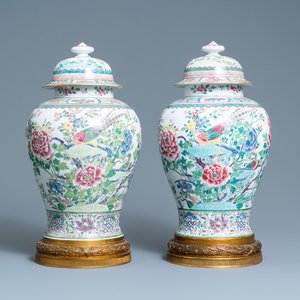 Une paire de vases couverts en porcelaine de style famille rose de Chine montés en bronze doré, Samson, Paris, 19ème — photo 1