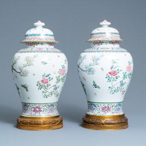 Une paire de vases couverts en porcelaine de style famille rose de Chine montés en bronze doré, Samson, Paris, 19ème — photo 3