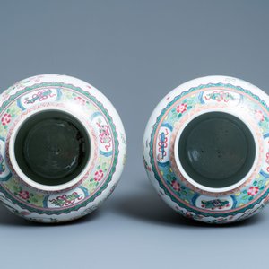 Une paire de vases couverts en porcelaine de style famille rose de Chine montés en bronze doré, Samson, Paris, 19ème — photo 5