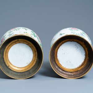 Une paire de vases couverts en porcelaine de style famille rose de Chine montés en bronze doré, Samson, Paris, 19ème — photo 6
