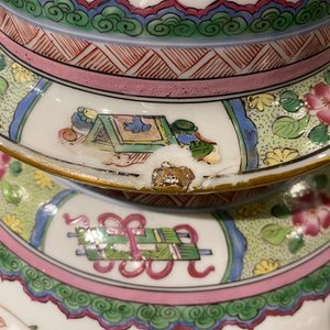 Une paire de vases couverts en porcelaine de style famille rose de Chine montés en bronze doré, Samson, Paris, 19ème — photo 9