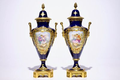 Une paire de vases couverts en porcelaine de style Sèvres montés en bronze ormolu, 20ème
