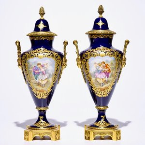 Une paire de vases couverts en porcelaine de style Sèvres montés en bronze ormolu, 20ème — photo 1