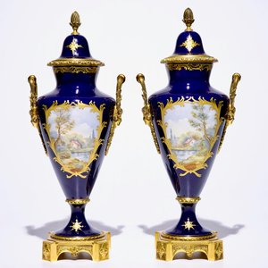 Une paire de vases couverts en porcelaine de style Sèvres montés en bronze ormolu, 20ème — photo 3