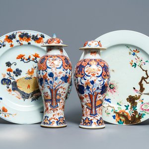 Une paire de vases couverts et deux plats en porcelaine de Chine de style Imari et famille rose, Qianlong — photo 1