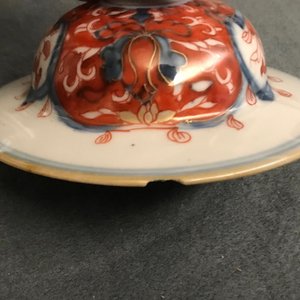 Une paire de vases couverts et deux plats en porcelaine de Chine de style Imari et famille rose, Qianlong — photo 21