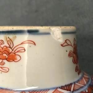 Une paire de vases couverts et deux plats en porcelaine de Chine de style Imari et famille rose, Qianlong — photo 34