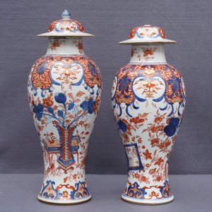 Une paire de vases couverts et deux plats en porcelaine de Chine de style Imari et famille rose, Qianlong — photo 38