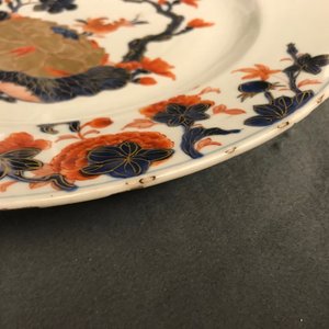 Une paire de vases couverts et deux plats en porcelaine de Chine de style Imari et famille rose, Qianlong — photo 10