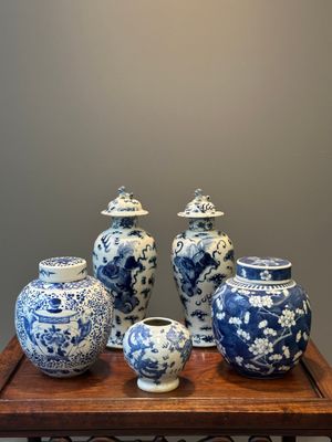 Une paire de vases couverts et trois pots en porcelaine de Chine en bleu et blanc, 19ème — photo 1