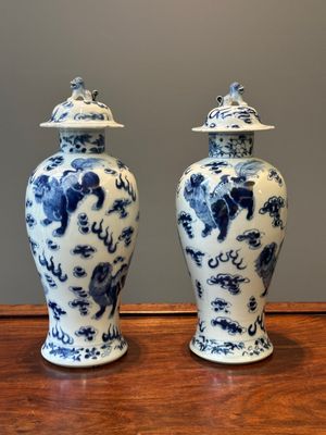 Une paire de vases couverts et trois pots en porcelaine de Chine en bleu et blanc, 19ème — photo 16