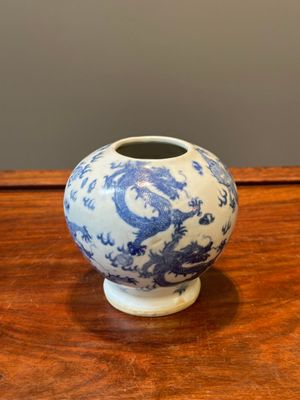 Une paire de vases couverts et trois pots en porcelaine de Chine en bleu et blanc, 19ème — photo 2