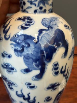 Une paire de vases couverts et trois pots en porcelaine de Chine en bleu et blanc, 19ème — photo 24