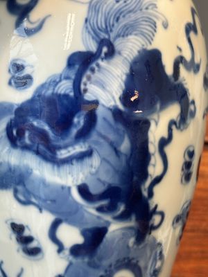 Une paire de vases couverts et trois pots en porcelaine de Chine en bleu et blanc, 19ème — photo 26