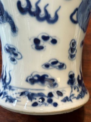 Une paire de vases couverts et trois pots en porcelaine de Chine en bleu et blanc, 19ème — photo 27