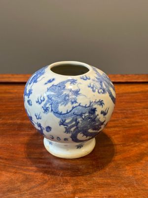 Une paire de vases couverts et trois pots en porcelaine de Chine en bleu et blanc, 19ème — photo 3