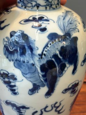 Une paire de vases couverts et trois pots en porcelaine de Chine en bleu et blanc, 19ème — photo 32