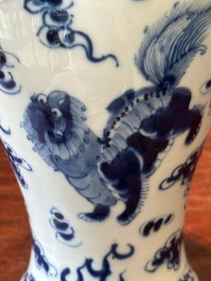 Une paire de vases couverts et trois pots en porcelaine de Chine en bleu et blanc, 19ème — photo 35