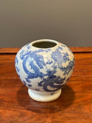 Une paire de vases couverts et trois pots en porcelaine de Chine en bleu et blanc, 19ème — photo 4