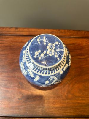 Une paire de vases couverts et trois pots en porcelaine de Chine en bleu et blanc, 19ème — photo 44