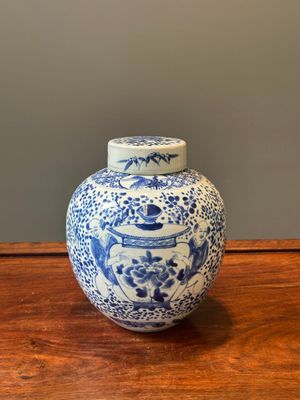 Une paire de vases couverts et trois pots en porcelaine de Chine en bleu et blanc, 19ème — photo 54