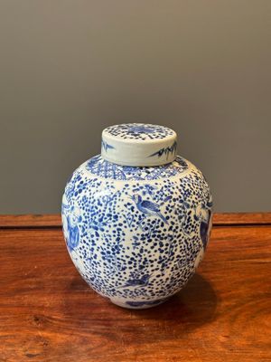 Une paire de vases couverts et trois pots en porcelaine de Chine en bleu et blanc, 19ème — photo 55